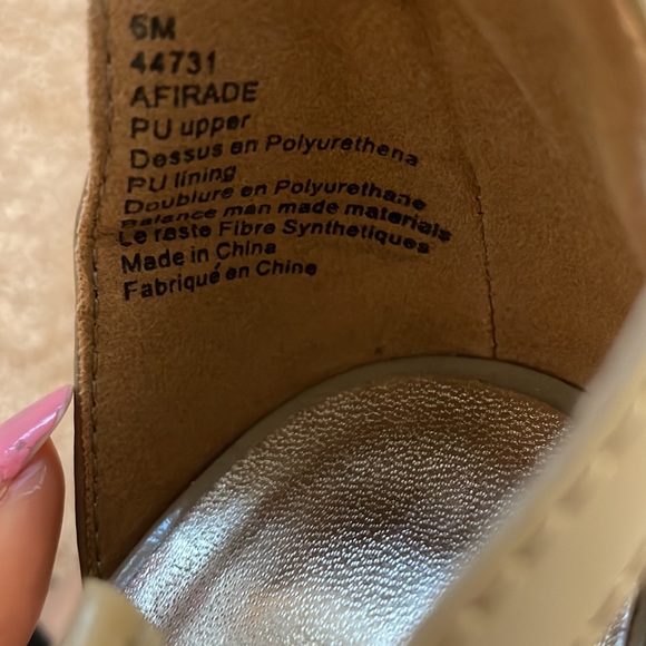 Beige 3 inch heels with cross straps - Picture 6 of 7